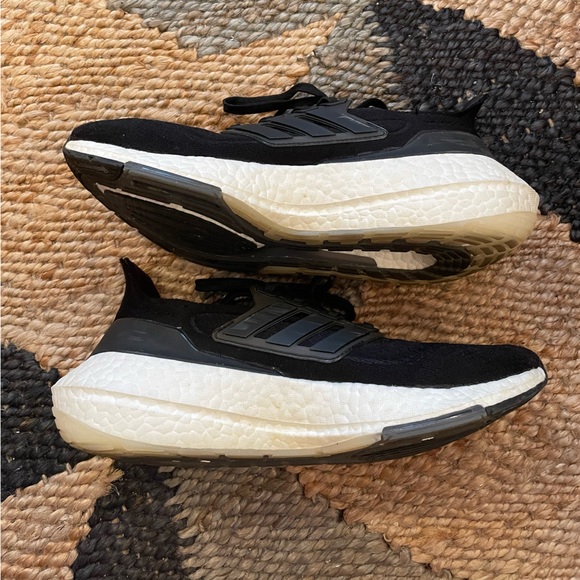 Black Adidas Ultraboost - Picture 4 of 4